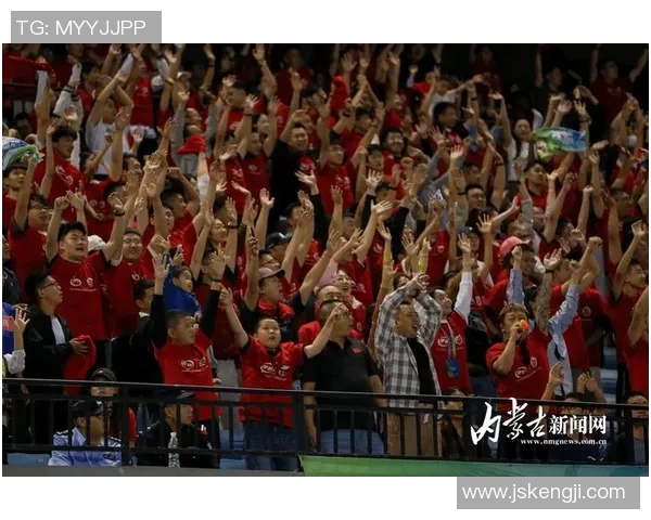 退役足球明星重返绿茵场小场赛精彩对决引发球迷热潮