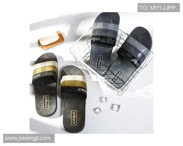 足球明星休闲时尚拖鞋造型展示引领潮流风向标